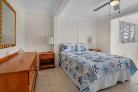 Commercial property in Saint Pete Beach, Florida 5 bedrooms, 200.3 sq.m. № 1613118 - photo 23
