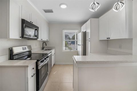 Commercial property in Saint Pete Beach, Florida 5 bedrooms, 200.3 sq.m. № 1613118 - photo 19