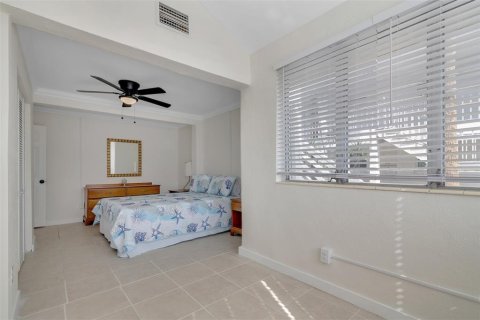 Commercial property in Saint Pete Beach, Florida 5 bedrooms, 200.3 sq.m. № 1613118 - photo 25
