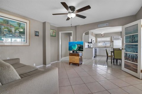 Commercial property in Saint Pete Beach, Florida 5 bedrooms, 200.3 sq.m. № 1613118 - photo 9