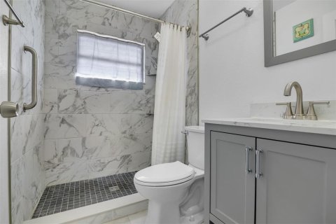 Commercial property in Saint Pete Beach, Florida 5 bedrooms, 200.3 sq.m. № 1613118 - photo 14