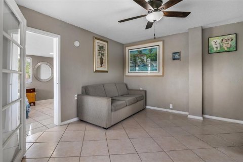 Commercial property in Saint Pete Beach, Florida 5 bedrooms, 200.3 sq.m. № 1613118 - photo 8
