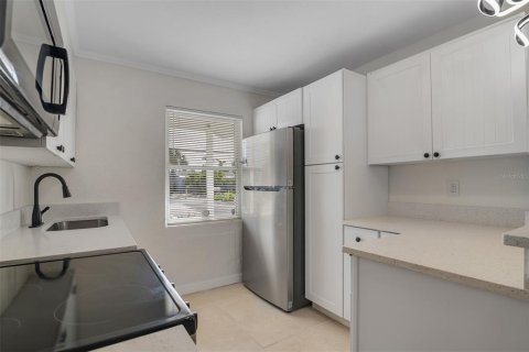 Commercial property in Saint Pete Beach, Florida 5 bedrooms, 200.3 sq.m. № 1613118 - photo 21