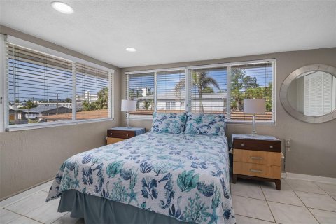 Commercial property in Saint Pete Beach, Florida 5 bedrooms, 200.3 sq.m. № 1613118 - photo 12