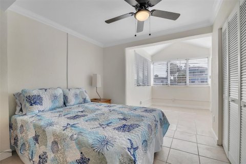 Commercial property in Saint Pete Beach, Florida 5 bedrooms, 200.3 sq.m. № 1613118 - photo 24