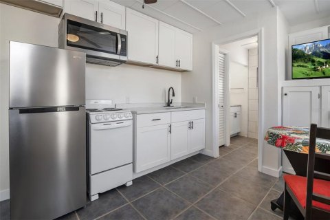 Commercial property in Saint Pete Beach, Florida 5 bedrooms, 200.3 sq.m. № 1613118 - photo 30