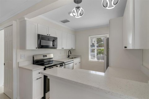 Commercial property in Saint Pete Beach, Florida 5 bedrooms, 200.3 sq.m. № 1613118 - photo 20