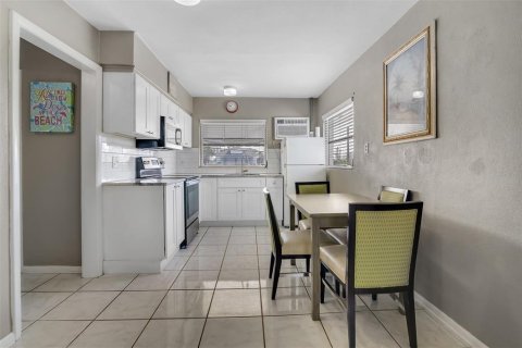 Commercial property in Saint Pete Beach, Florida 5 bedrooms, 200.3 sq.m. № 1613118 - photo 10