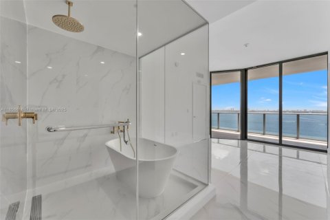Condo in Miami, Florida, 3 bedrooms № 1878768 - photo 1