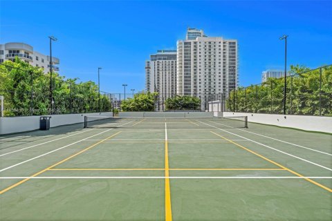 Condo in Miami, Florida, 3 bedrooms № 1878768 - photo 11
