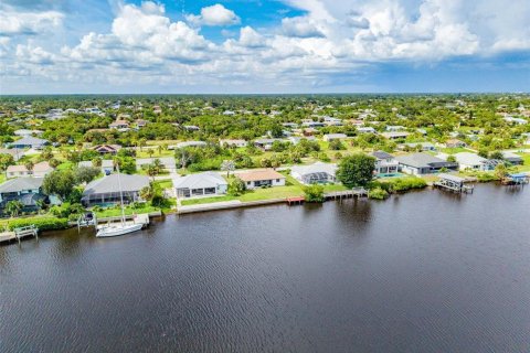 House in Port Charlotte, Florida 3 bedrooms, 130.53 sq.m. № 2285220