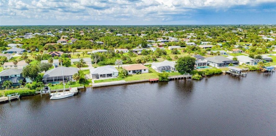 Villa ou maison à Port Charlotte, Floride 3 chambres, 130.53 m2 № 2285220