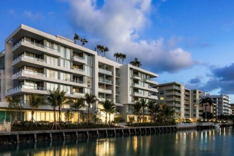 Кондоминиум с 2 спальнями в Бей-Харбор-Айлендс, Флорида № 2050641
