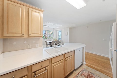 Condo in Sarasota, Florida, 1 bedroom  № 1508294 - photo 13