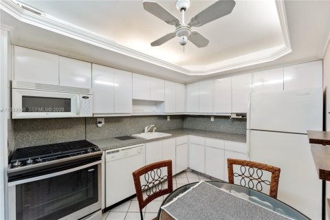 Condominio en venta en Hallandale Beach, Florida, 2 dormitorios, 102.19 m2 № 1997117 - foto 10