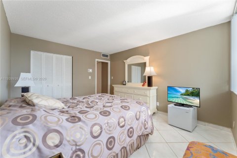 Condominio en venta en Hallandale Beach, Florida, 2 dormitorios, 102.19 m2 № 1997117 - foto 15