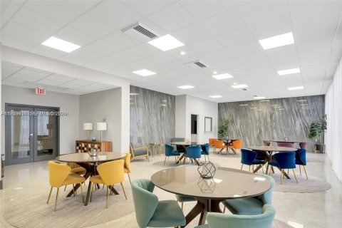 Condominio en venta en Hallandale Beach, Florida, 2 dormitorios, 102.19 m2 № 1997117 - foto 21