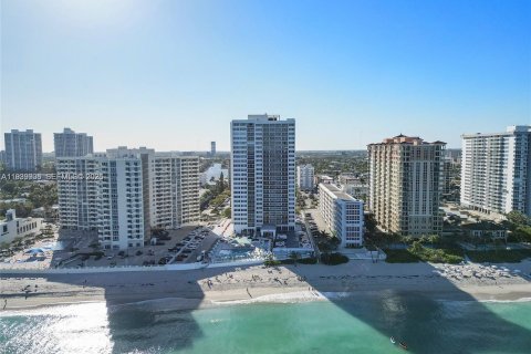 Condominio en venta en Hallandale Beach, Florida, 2 dormitorios, 102.19 m2 № 1997117 - foto 2