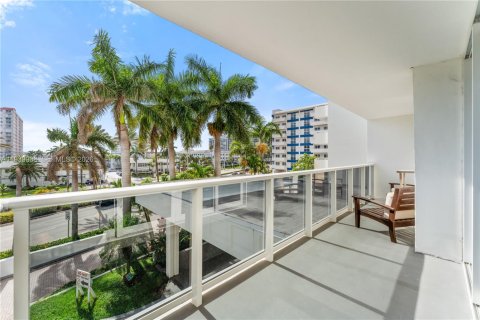Condominio en venta en Hallandale Beach, Florida, 2 dormitorios, 102.19 m2 № 1997117 - foto 17