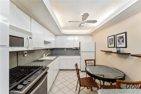 Condominio en venta en Hallandale Beach, Florida, 2 dormitorios, 102.19 m2 № 1997117 - foto 9
