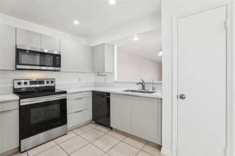 Купить виллу или дом в Киссимми, Флорида 3 спальни, 123.19м2, № 1969486 - фото 12