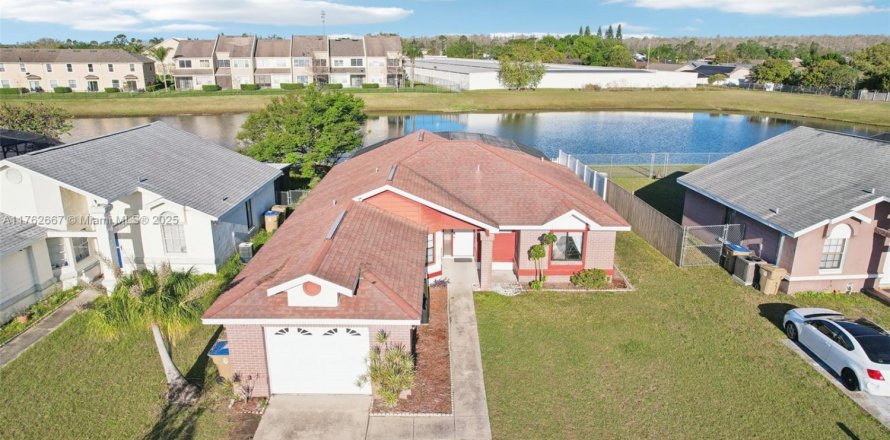 Дом в Киссимми, Флорида 3 спальни, 123.19м2 № 1969486