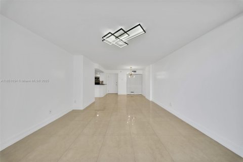 Condo in Miami, Florida, 1 bedroom  № 1871537 - photo 17