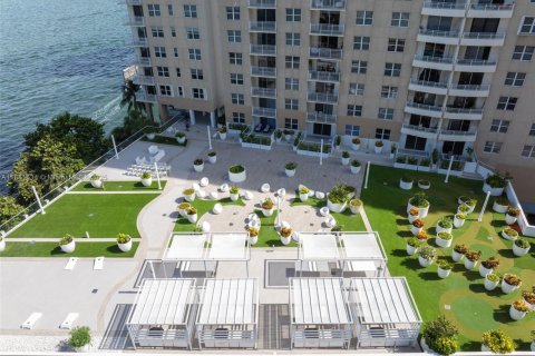 Condo in Miami, Florida, 1 bedroom  № 1871537 - photo 23