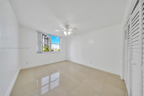 Condo in Miami, Florida, 1 bedroom  № 1871537 - photo 15
