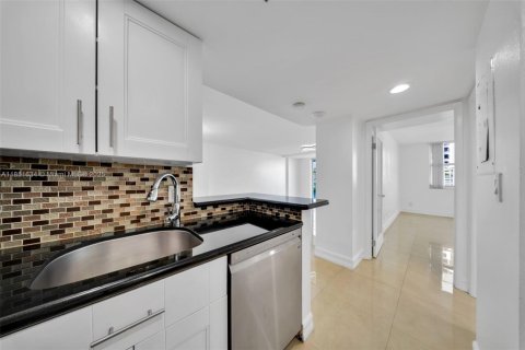 Condo in Miami, Florida, 1 bedroom  № 1871537 - photo 12