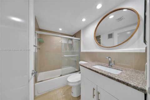 Condo in Miami, Florida, 1 bedroom  № 1871537 - photo 13