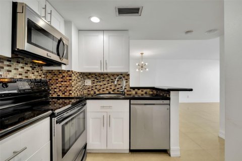 Condo in Miami, Florida, 1 bedroom  № 1871537 - photo 10