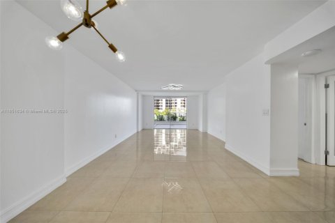 Condo in Miami, Florida, 1 bedroom  № 1871537 - photo 6