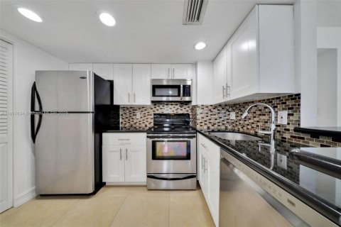 Condo in Miami, Florida, 1 bedroom  № 1871537 - photo 8