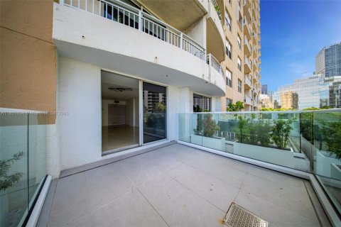 Condo in Miami, Florida, 1 bedroom  № 1871537 - photo 19