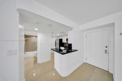 Condo in Miami, Florida, 1 bedroom  № 1871537 - photo 7