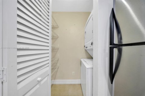 Condo in Miami, Florida, 1 bedroom  № 1871537 - photo 11
