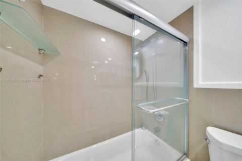 Condo in Miami, Florida, 1 bedroom  № 1871537 - photo 14