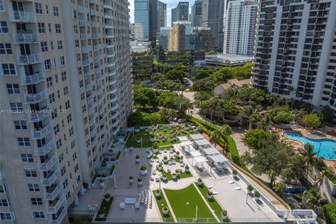 Condo in Miami, Florida, 1 bedroom  № 1871537 - photo 25