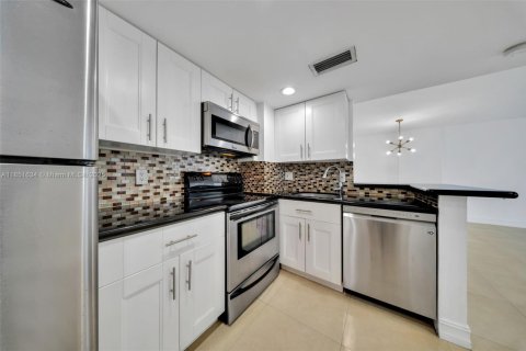 Condo in Miami, Florida, 1 bedroom  № 1871537 - photo 9