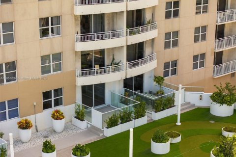 Condo in Miami, Florida, 1 bedroom  № 1871537 - photo 20