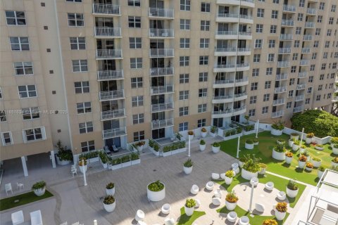 Condo in Miami, Florida, 1 bedroom  № 1871537 - photo 22