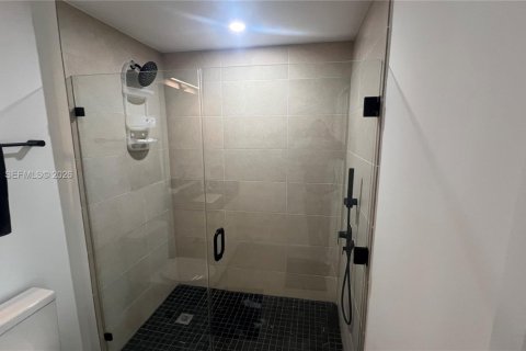 Condo in Miami, Florida, 2 bedrooms  № 2241168 - photo 6