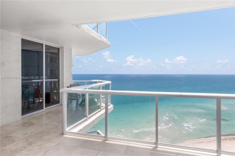 Condo in Sunny Isles Beach, Florida, 2 bedrooms  № 1727944 - photo 9
