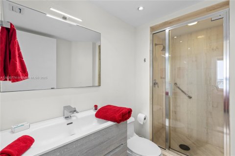 Condo in Sunny Isles Beach, Florida, 2 bedrooms  № 1727944 - photo 24