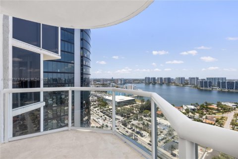 Condo in Sunny Isles Beach, Florida, 2 bedrooms  № 1727944 - photo 25