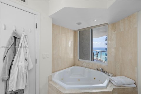 Condo in Sunny Isles Beach, Florida, 2 bedrooms  № 1727944 - photo 19