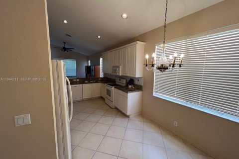 House in Lake Worth, Florida 3 bedrooms, 184.88 sq.m. № 2000644 - photo 15