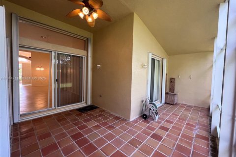 House in Lake Worth, Florida 3 bedrooms, 184.88 sq.m. № 2000644 - photo 11