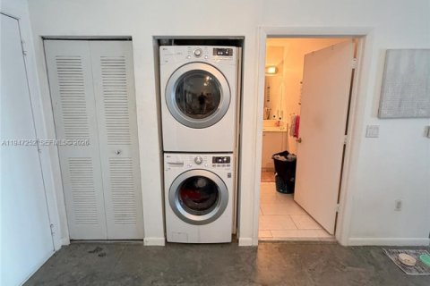 Condo in Miami, Florida, 1 bedroom  № 2003499 - photo 12